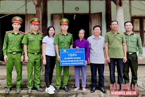 Công an huyện Sông Mã hỗ trợ gia đình có hoàn cảnh khó khăn