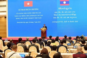 Trao tặng huân chương cao quý của Lào cho lãnh đạo cấp cao Đảng, Nhà nước Việt Nam