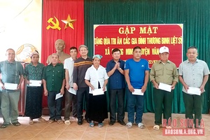 Ban Quản lý các khu công nghiệp tỉnh thăm, tặng quà tại xã Quang Minh