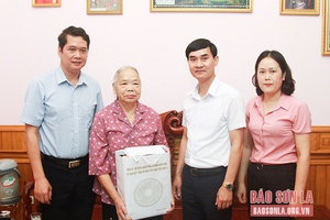 Đồng chí Chủ tịch Ủy ban MTTQ Việt Nam tỉnh thăm, tặng quà các gia đình chính sách huyện Phù Yên