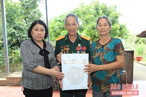 Đồng chí Phó Chủ tịch Thường trực UBND tỉnh thăm, tặng quà người có công, thân nhân liệt sỹ trên địa bàn huyện Sông Mã