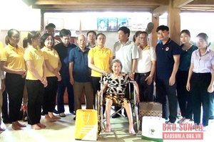 Thăm, tặng quà mẹ Việt Nam Anh hùng Đinh Thị Lai