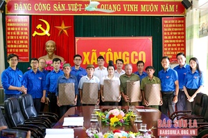 Thuận Châu thăm, tặng quà 290 đối tượng chính sách