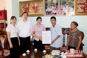 Đồng chí Chủ nhiệm UBKT Tỉnh ủy thăm, tặng quà các gia đình chính sách