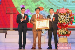 Nhà hát Ca múa nhạc tỉnh đón nhận Huân chương Lao động hạng Nhất