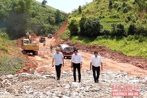 Đồng chí Chủ tịch UBND tỉnh kiểm tra tiến độ thi công tuyến đường giao thông Chiềng Khoi - Phiêng Khoài 