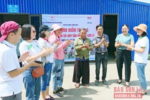Bàn giao nhà lớp học mầm non cho bản Suối Cù