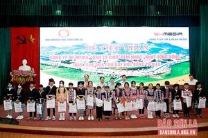 Trao 1.100 suất quà cho học sinh trên địa bàn huyện Mộc Châu và Vân Hồ