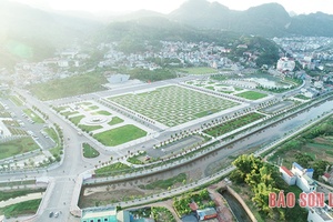 Giữ cho Quảng trường Tây Bắc luôn xanh, sạch, đẹp