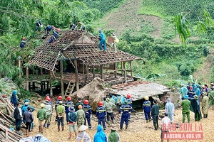 Thành phố: Đá lăn vào nhà dân tại xã Chiềng Cọ