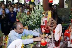 Chủ tịch nước Nguyễn Xuân Phúc dâng hương tưởng niệm Chủ tịch Hồ Chí Minh