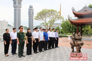Thường trực Tỉnh ủy, HĐND, UBND, Ủy ban MTTQ Việt Nam tỉnh dâng hương Chủ tịch Hồ Chí Minh