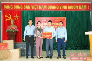 Sở Văn hóa, Thể thao và Du lịch thăm, tặng quà xã Háng Đồng