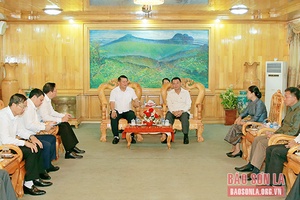 Đoàn đại biểu cấp cao tỉnh Sơn La chào xã giao lãnh đạo tỉnh Hủa Phăn