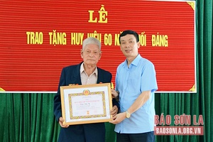 Trao Huy hiệu Đảng đợt 2/9