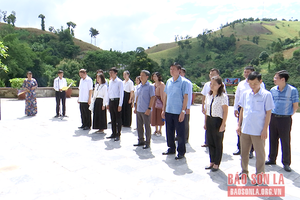 Đoàn Tạp chí Cộng sản dâng hương Đài tưởng niệm TNXP ngã ba Cò Nòi và thăm mô hình phát triển kinh tế tại huyện Mai Sơn