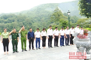 Dâng hương tưởng nhớ Đại tướng Võ Nguyên Giáp