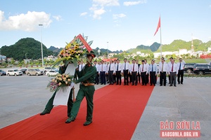 Dâng hoa, dâng hương tưởng nhớ Chủ tịch Hồ Chí Minh tại Quảng trường Tây Bắc