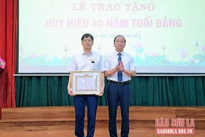 Trao Huy hiệu Đảng đợt 2/9