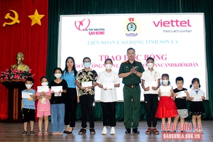 Trao học bổng cho con công nhân lao động có hoàn cảnh khó khăn