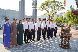 Dâng hương Chủ tịch Hồ Chí Minh nhân Kỷ niệm 77 năm Ngày Quốc khánh 