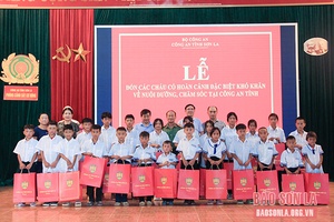 Công an tỉnh đón 23 cháu có hoàn cảnh khó khăn về nuôi dưỡng, chăm sóc
