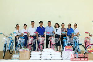 Đoàn thanh niên Công ty Thủy điện Sơn La tặng quà Trung tâm Bảo trợ xã hội  tỉnh