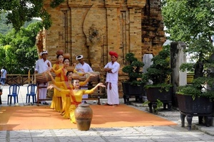 [Ảnh] Quyến rũ vũ điệu Chăm dưới chân Tháp Bà Ponagar