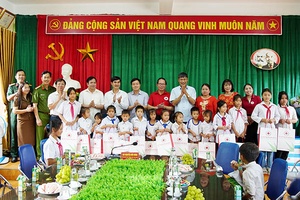 Đồng chí Bí thư Tỉnh ủy tặng quà Tết Trung thu cho học sinh 