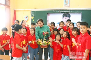Lãnh đạo huyện Bắc Yên thăm, tặng quà dịp Tết Trung thu