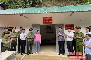 Bàn giao 10 ngôi nhà tình nghĩa cho các hộ khó khăn