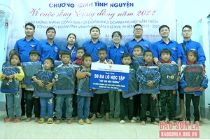 Thăm, tặng quà các cháu học sinh  điểm trường bản Mới, thị trấn Bắc Yên