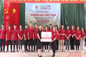 Tặng phòng học máy tính cho Trường THCS Mường Giàng