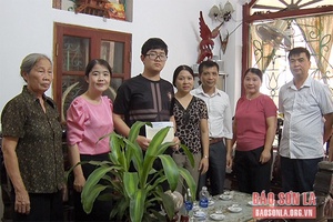 Tặng quà em Bùi Anh Đức, thí sinh thi chung kết Đường lên đỉnh Olympia
