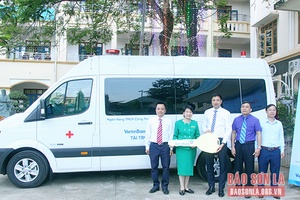 Bàn giao xe cứu thương cho Bệnh viện Y dược cổ truyền Sơn La