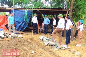 Đồng chí Phó Chủ tịch UBND tỉnh kiểm tra tiến độ xóa nhà tạm tại huyện Bắc Yên