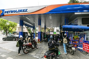 Giá xăng giảm về quanh mức 21.000 đồng/lít