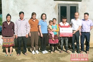 Agribank Chi nhánh Bắc Yên hỗ trợ xóa nhà tạm