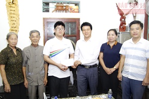Lãnh đạo huyện Sốp Cộp thăm, tặng quà em Bùi Anh Đức