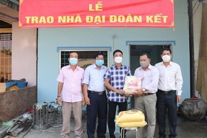 Ủng hộ và đóng góp Quỹ người nghèo: Sự sẻ chia và trách nhiệm