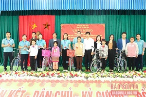 Giúp học viên gắn lý luận chính trị với thực tiễn