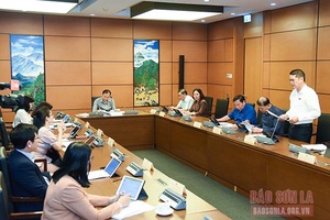 Đoàn đại biểu Quốc hội tỉnh Sơn La: Thảo luận về dự thảo Luật Giá (sửa đổi); Luật Đấu thầu (sửa đổi); việc thực hiện Luật Xuất cảnh, nhập cảnh của công dân Việt Nam liên quan đến thông tin “nơi sinh” trên hộ chiếu