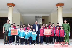Đồng chí Phó Bí thư Thường trực Tỉnh ủy thăm, tặng quà các em được Công an tỉnh nuôi dưỡng, chăm sóc