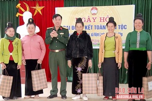 Đồng chí Chỉ huy trưởng Bộ CHQS tỉnh tham dự Ngày hội Đại đoàn kết toàn dân tộc tại xã Nậm Lạnh