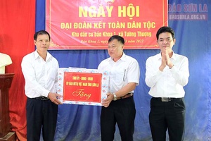 Đồng chí Trưởng Ban Nội chính Tỉnh ủy dự Ngày hội Đại đoàn kết toàn dân tộc tại Phù Yên