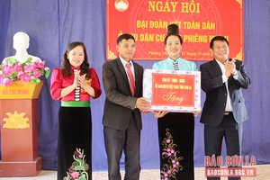 Đồng chí Phó Bí thư Thường trực Tỉnh ủy dự Ngày hội Đại đoàn kết toàn dân tộc ở Quỳnh Nhai