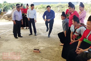 Đồng chí Chủ tịch HĐND tỉnh dự Ngày hội Đại đoàn kết toàn dân tộc tại Mai Sơn