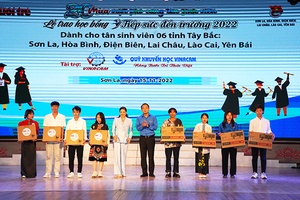 Trao học bổng “Tiếp sức đến trường” năm 2022