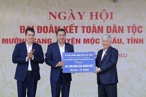 Chủ tịch Ủy ban Trung ương MTTQ Việt Nam dự Ngày hội Đại đoàn kết toàn dân tộc tại huyện Mộc Châu