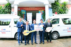 Ngân hàng Quân đội tặng 2 chiếc xe cứu thương cho ngành Y tế 